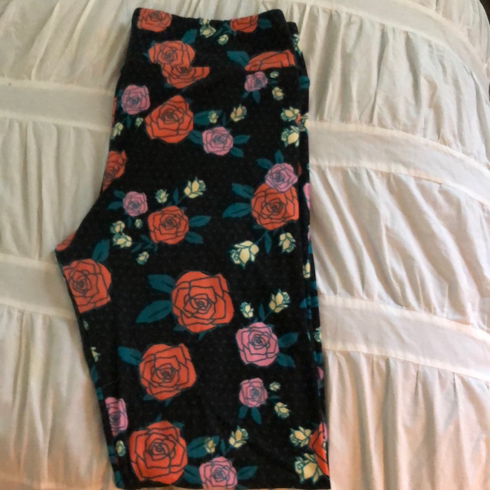 TC Rose and Black background Leggings!